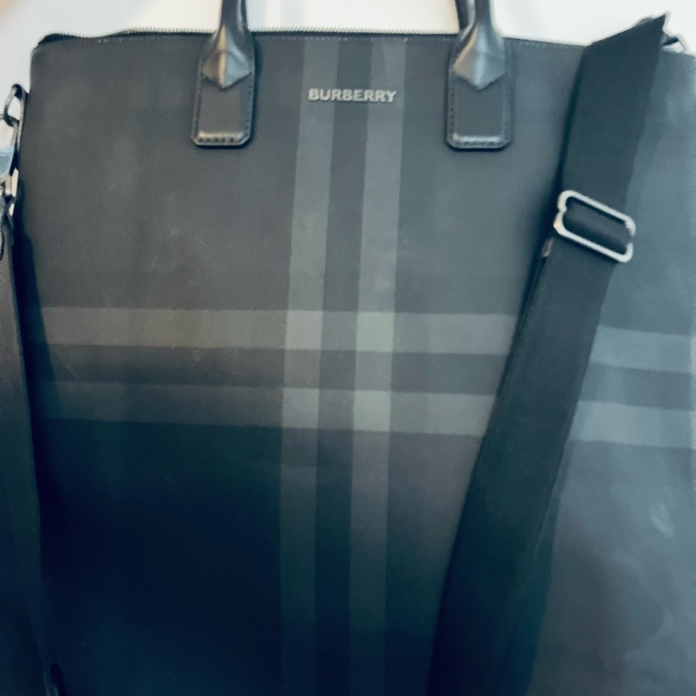 Burberry slim vertical grid Denny bag in charcoal - never used - Picture 5 of 13